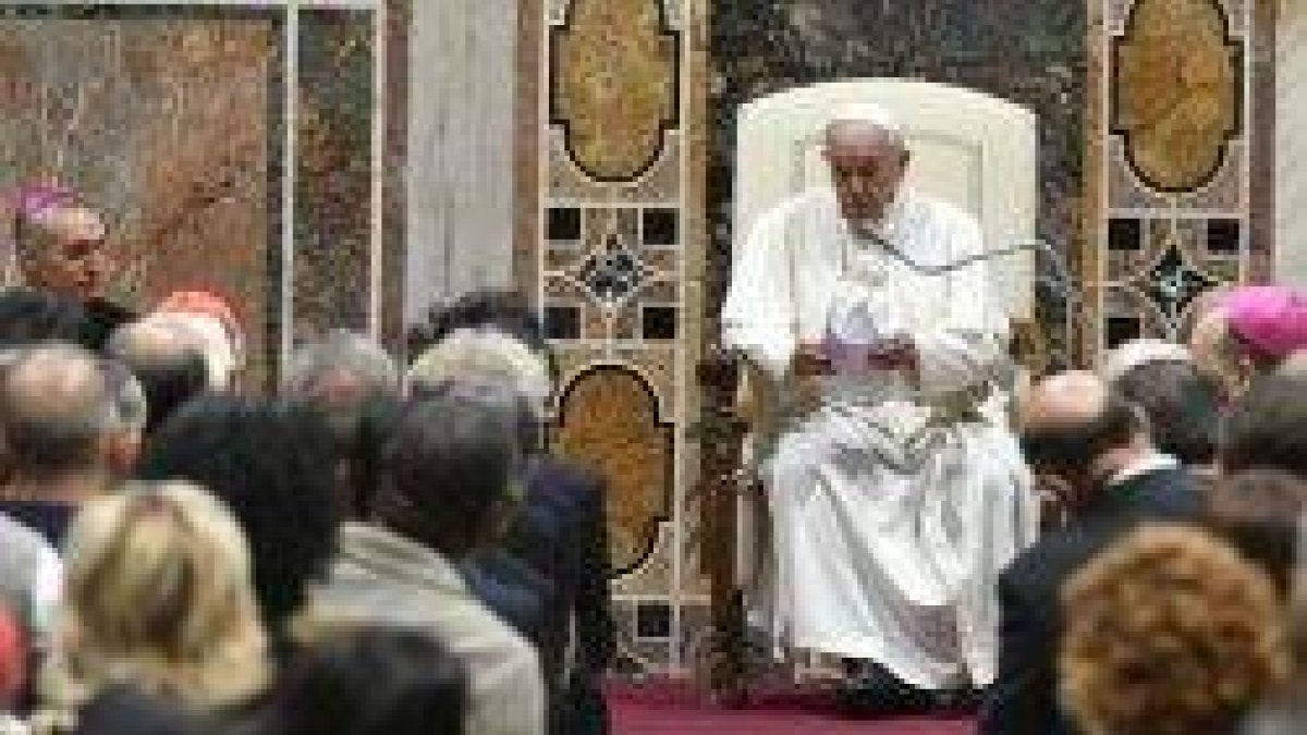 El Papa no leyó su documento a los responsables de la comunicación vaticana sino que improvisó un mensaje con tres ideas clave