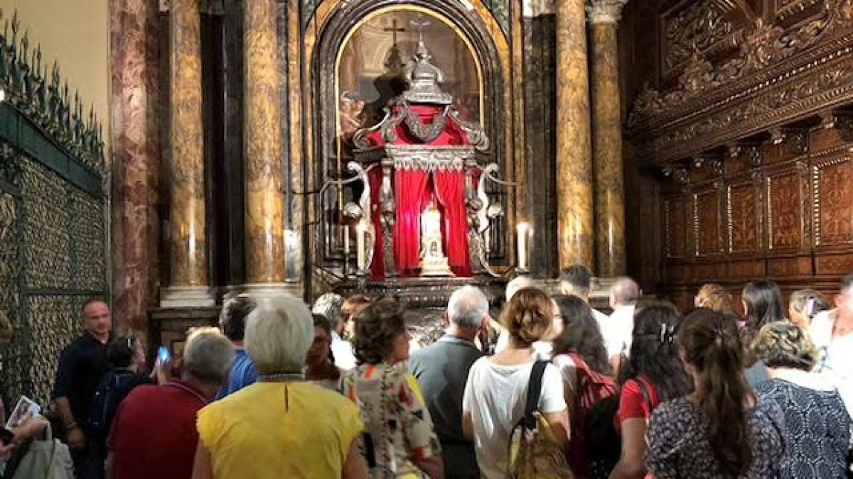 Fieles en la catedral de Perugia durante una de la tres ostensiones anuales del anillo de la Virgen.