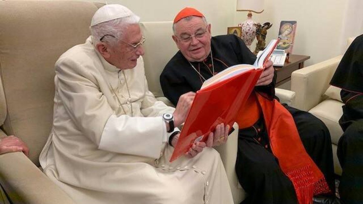 El cardenal Dominik Duka, arzobispo de Praga (República Checa), obsequia un libro a Benedicto XVI durante la visita que le hizo en noviembre pasado. Foto: Vatican News.