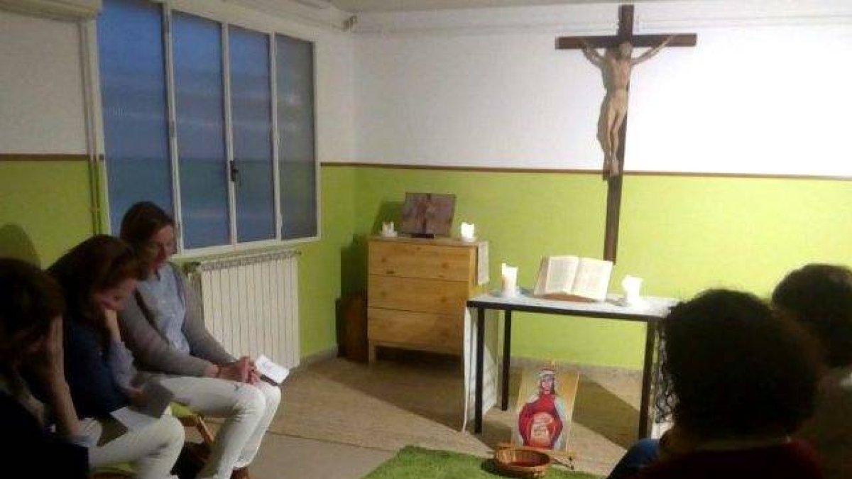 Un grupo de Mothers Prayers en Madrid... pueden rezar en casas o en locales parroquiales, máximo 8 por grupo y no se pueden dar consejos...