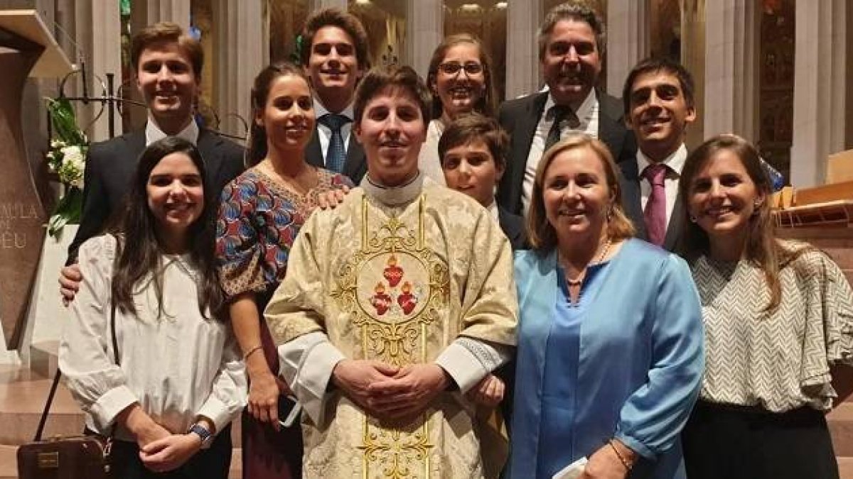 Pablo Pich, recién ordenado, junto a sus padres y sus hermanos