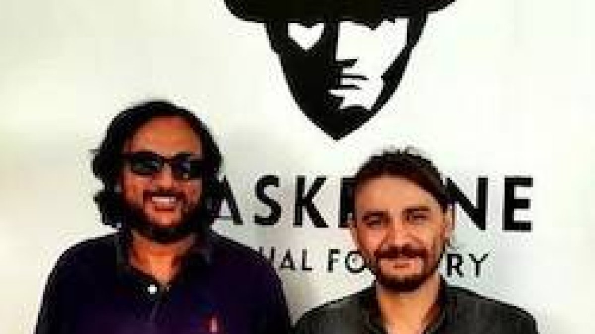 José María Zavala (izquierda de la foto), junto a Javier de la Cruz, autor de la banda sonora de las dos películas del director madrileño sobre el Padre Pío.