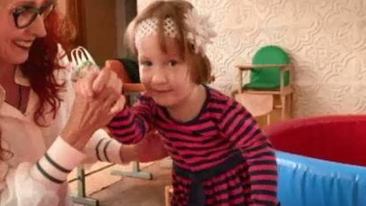 Bridget, con Marina Boyko, la enfermera que la ha cuidado desde que nació.