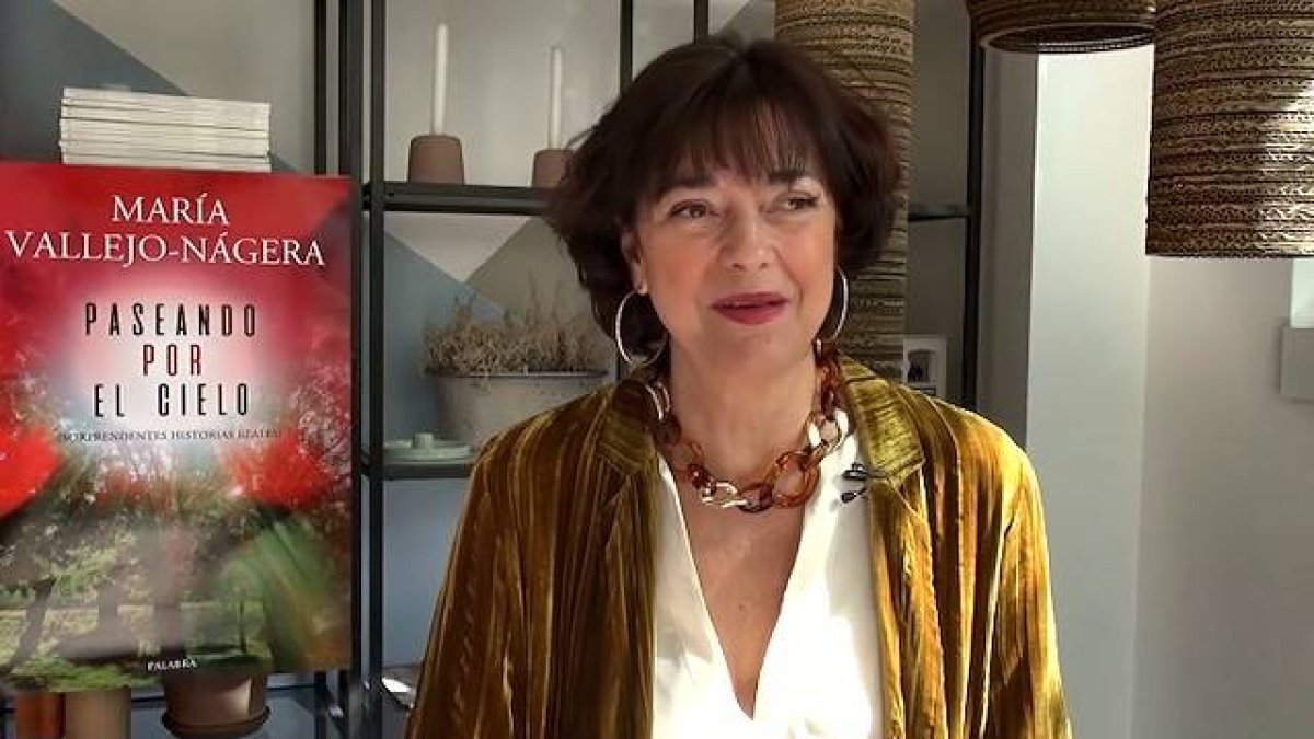 María Vallejo-Nágera, ante su último libro, «Paseando por el Cielo», consagrado a la Eucaristía.
