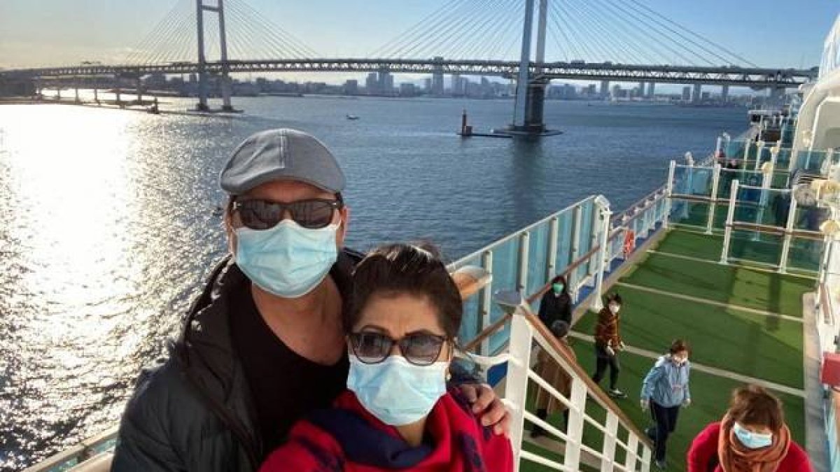 Marichu y Ding Camales-Torrijos, con mascarillas durante una breve caminata al aire libre en el crucero Diamond Princess durante la cuarentena /CNS