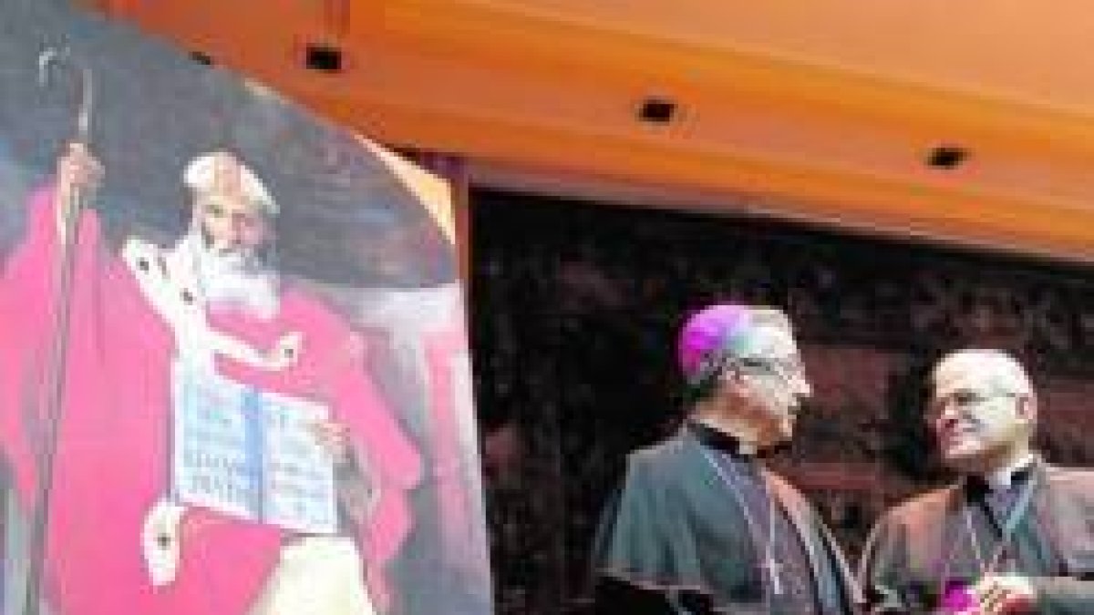 El obispo Demetrio (a la derecha) con un gran cuadro que representa al anciano obispo Osio de Córdoba, que murió en el siglo IV