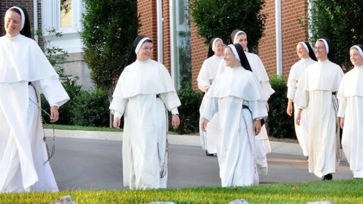 La oración, la adoración eucarística, los sacrificios y penitencias, la entrega a los demás en sus necesidades y su vocación a una enseñanza de identidad católica plena: razones por las que no faltan vocaciones a las dominicas de Santa Cecilia.