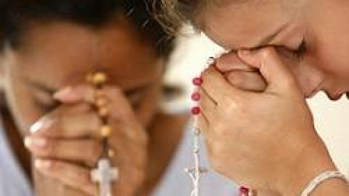 Rezar el Rosario siempre está bien, pero que lo haga toda Italia a la vez desde su cuarentena en las casas es novedoso e inspirador