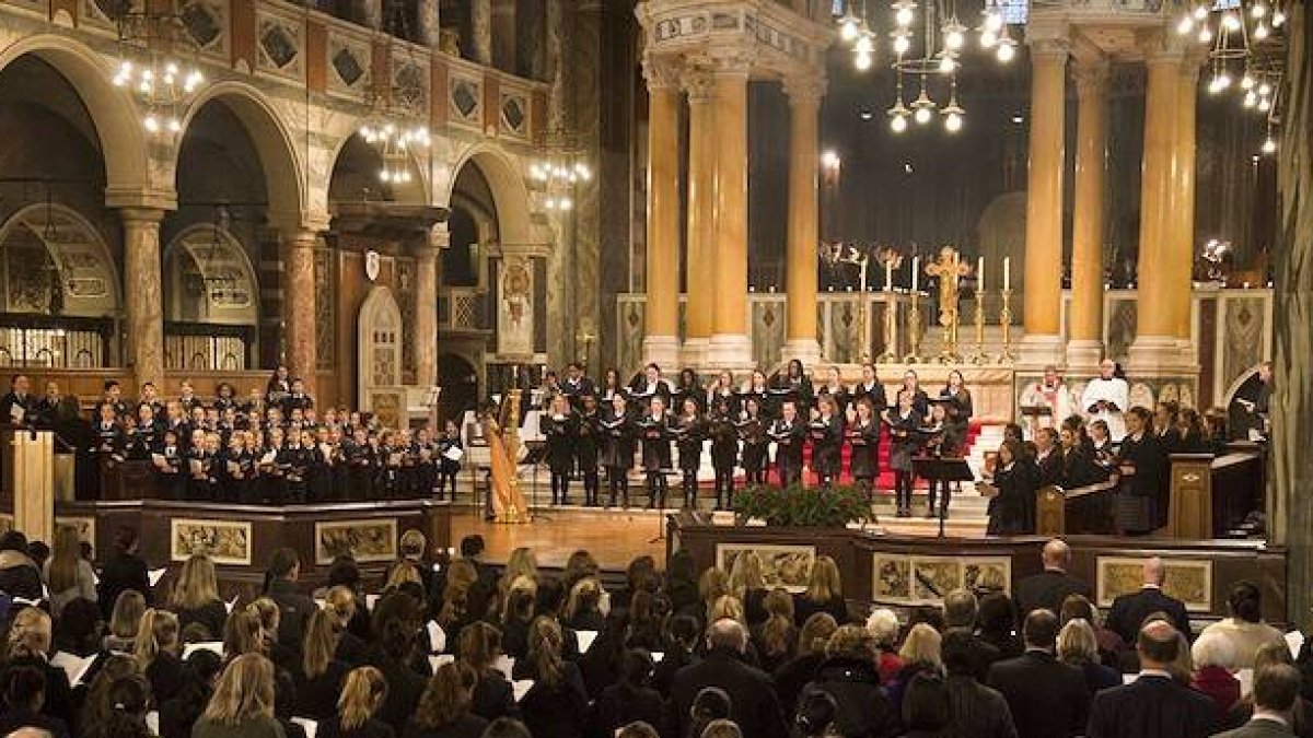 Interpretación musical en la catedral de Westminster, cuyos encargos a compositores de relieve han permitido la existencia de varias misas contemporáneas de gran calidad.