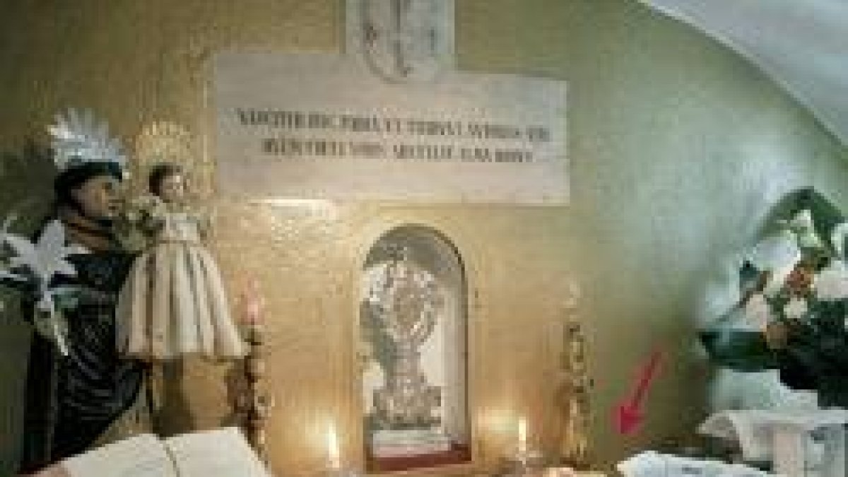 En este altar dedicado a San Antonio de Padua en Lisboa se ofrecen las misas por los difuntos en el mes de noviembre