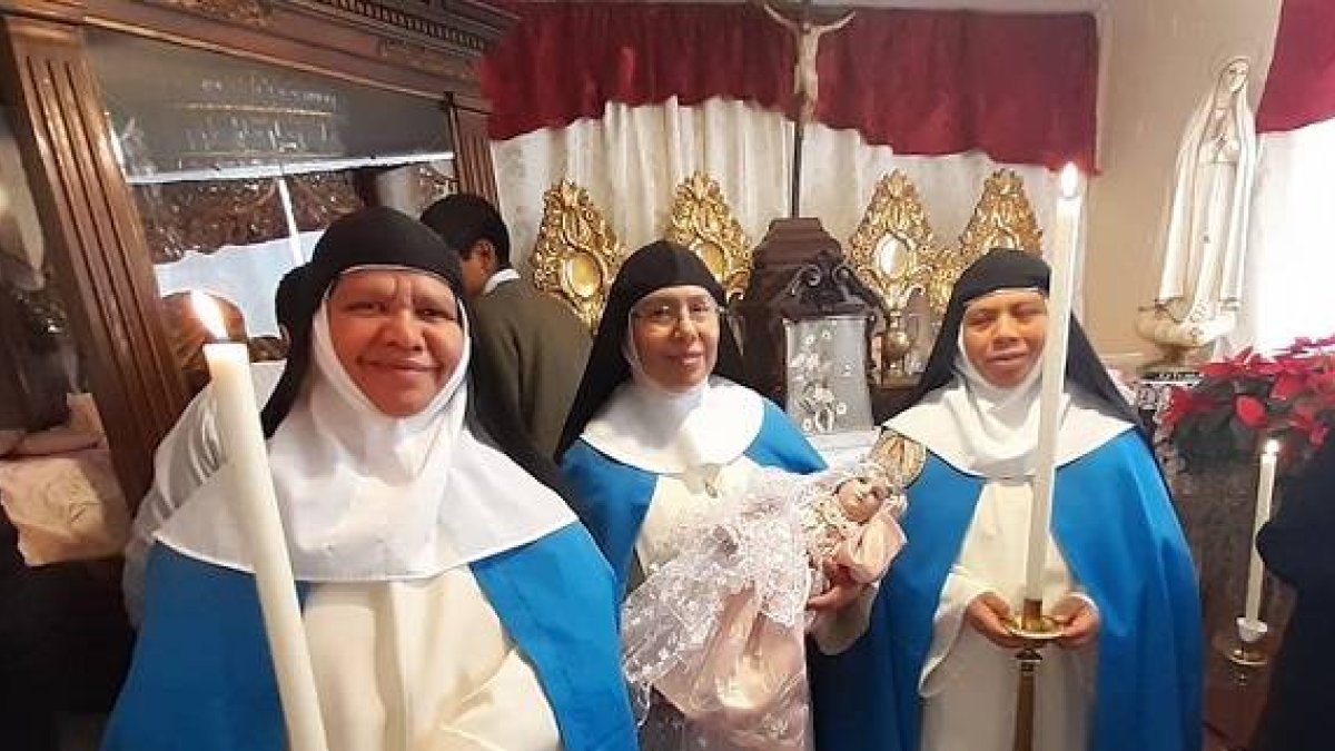 Religiosas concepcionistas con la imagen de la Divina Infantita en México