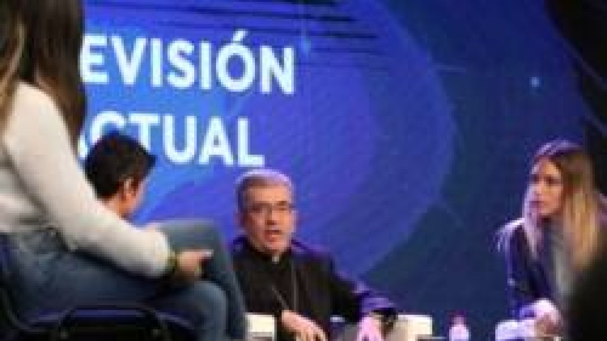 El obispo Argüello habla con estudiantes de Periodismo de universidades católicas al presentar la programación religiosa