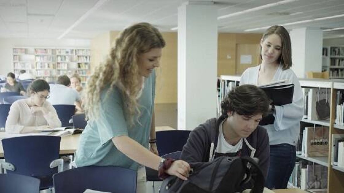 Por Muchas Razones es una teleserie juvenil de 14 minicapítulos de 5 minutos que engancha a sus espectadores