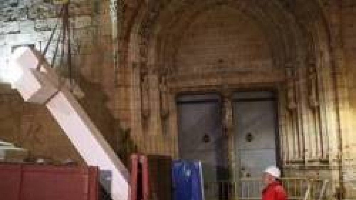 Retirada -de legalidad dudosa- de la cruz de Callosa de Segura en 2018, contra la voluntad de los vecinos, que se fotografiaban con ella en bodas y bautizos