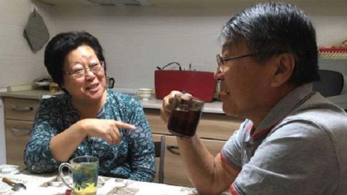 A la izquierda Lyubov conversa con Valery, que en diciembre será bautizado veinte años después de que lo hiciera su esposa