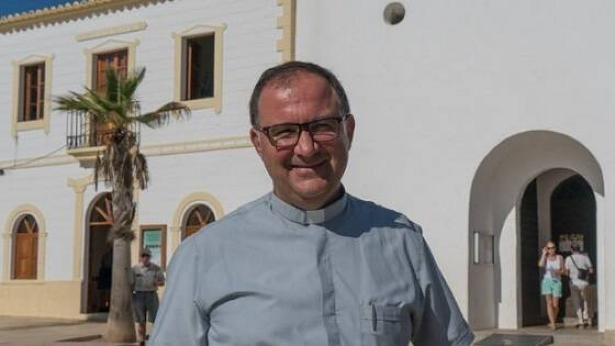 El padre Miguel Ángel, párroco de Formentera, en una foto junto a Sant Francesc antes del confinamiento -durante la cuarentena se ha dejado barba