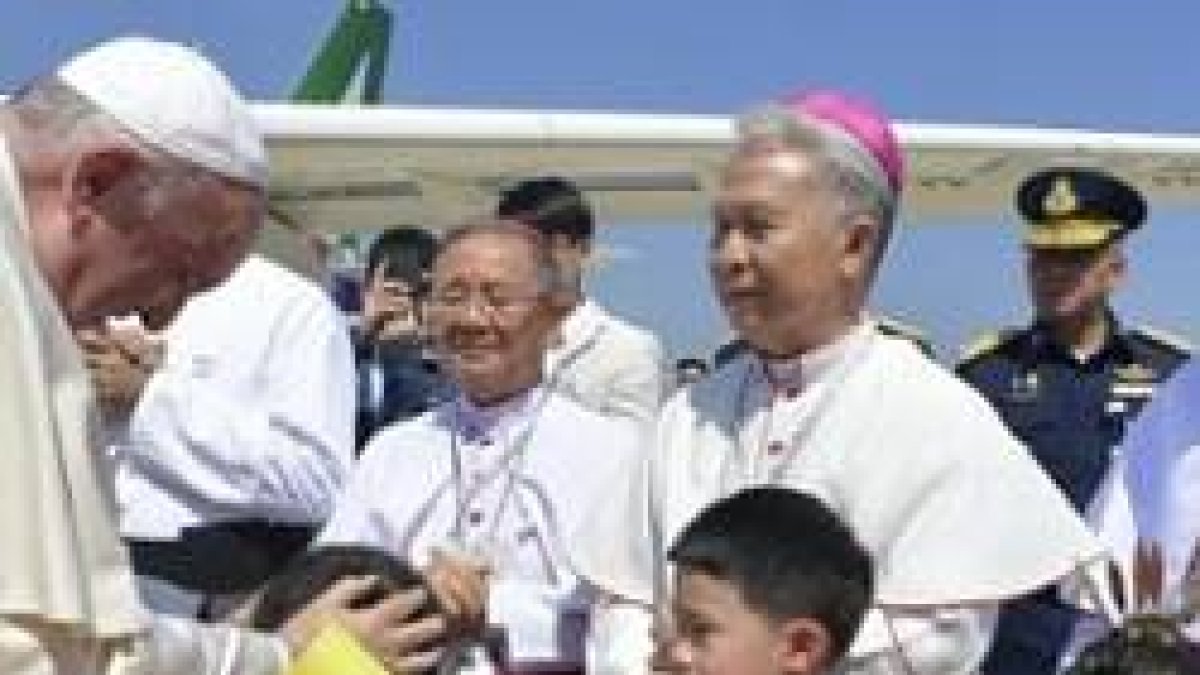El Papa Francisco saluda a niños y obispos en el aeropuerto de Bangkok