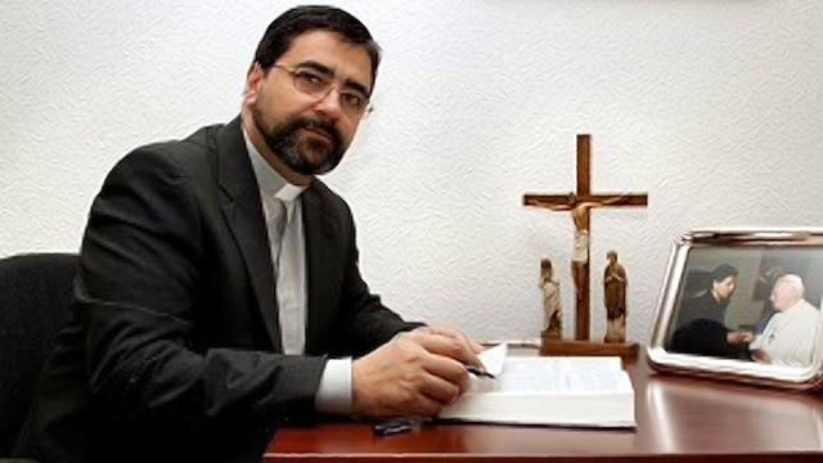 Jon García Escobar es desde 2017 párroco de la parroquia de Santiago Apóstol en Valdemoro (Madrid), en cuyo hospital se encuentra ingresado víctima del coronavirus.