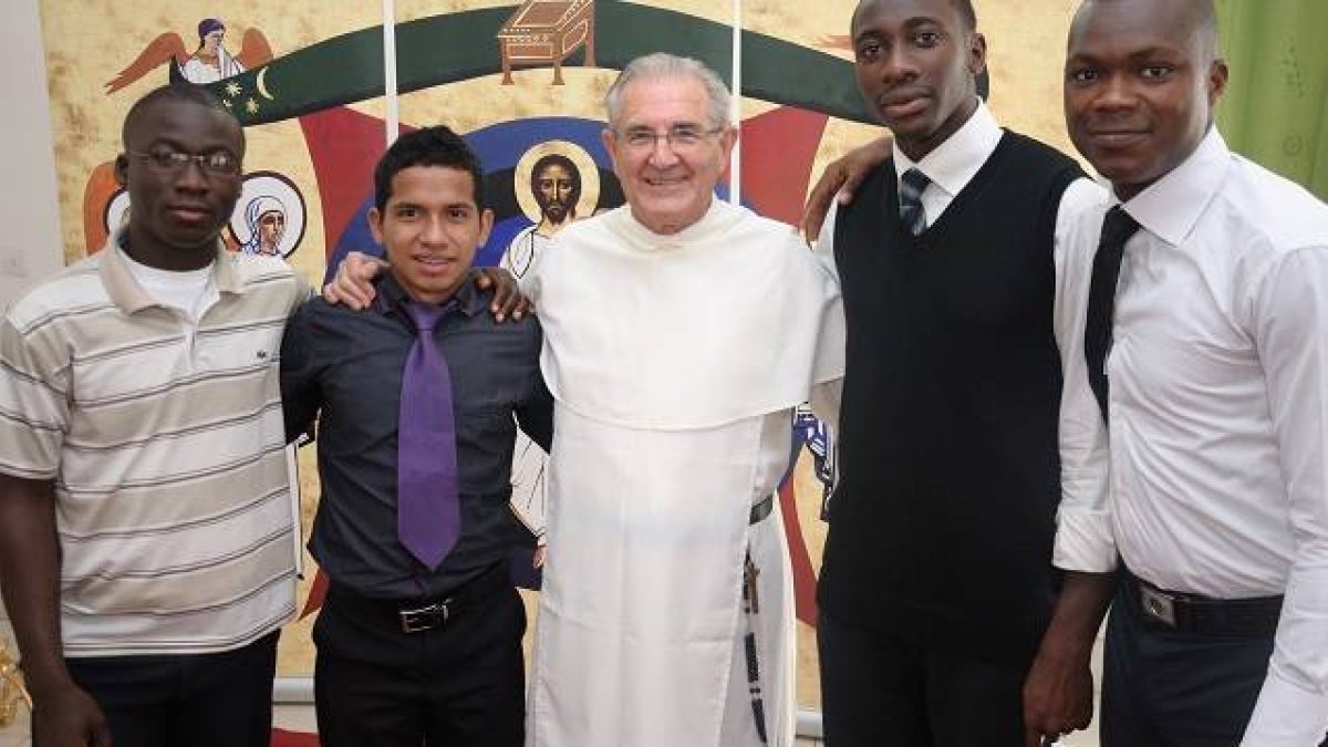 Martínez Puche, con seminaristas del Redemptoris Mater de Costa de Marfil, donde fue cuatro años director espirituaol