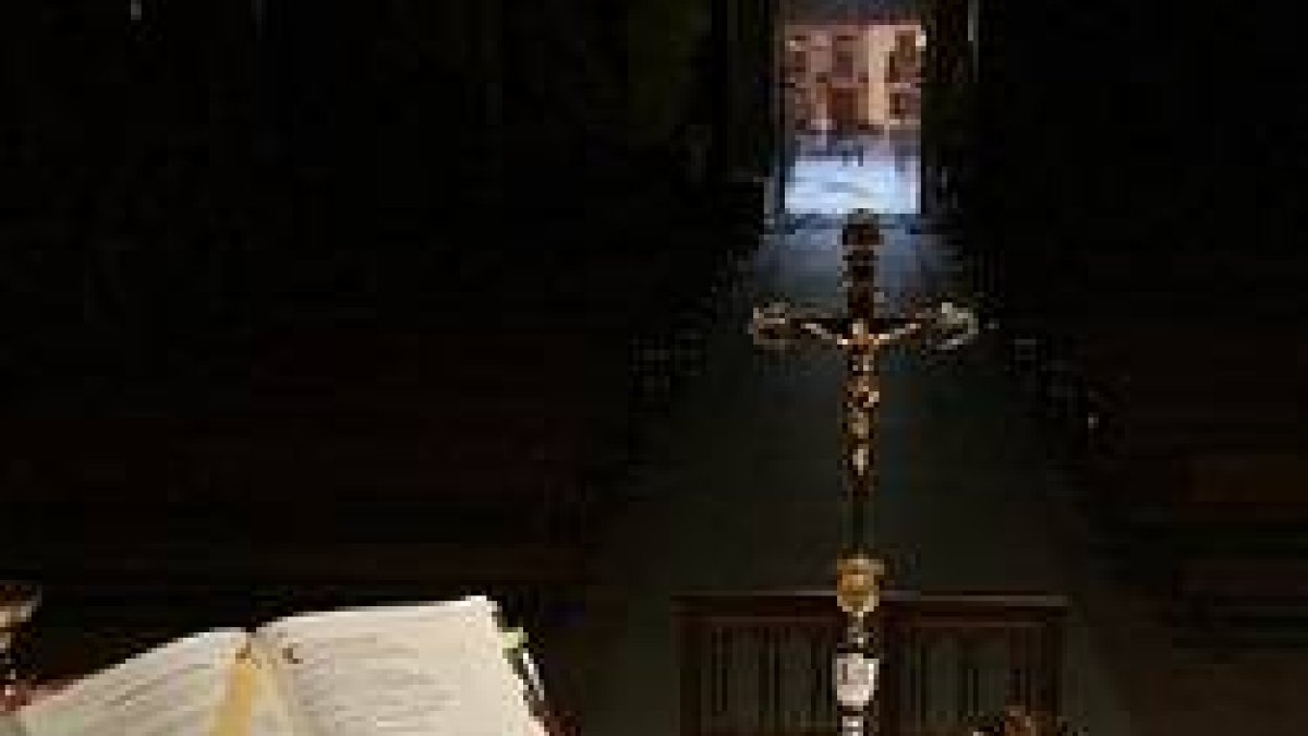 Así se veía la parroquia de Colmenar del Arroyo este domingo, en su misa sin feligreses, pero con la puerta abierta