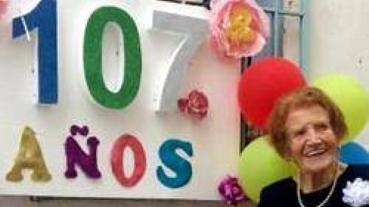 Doña Clotilde en su último cumpleaños... nunca dejó de intentar alegrar la vida de los demás