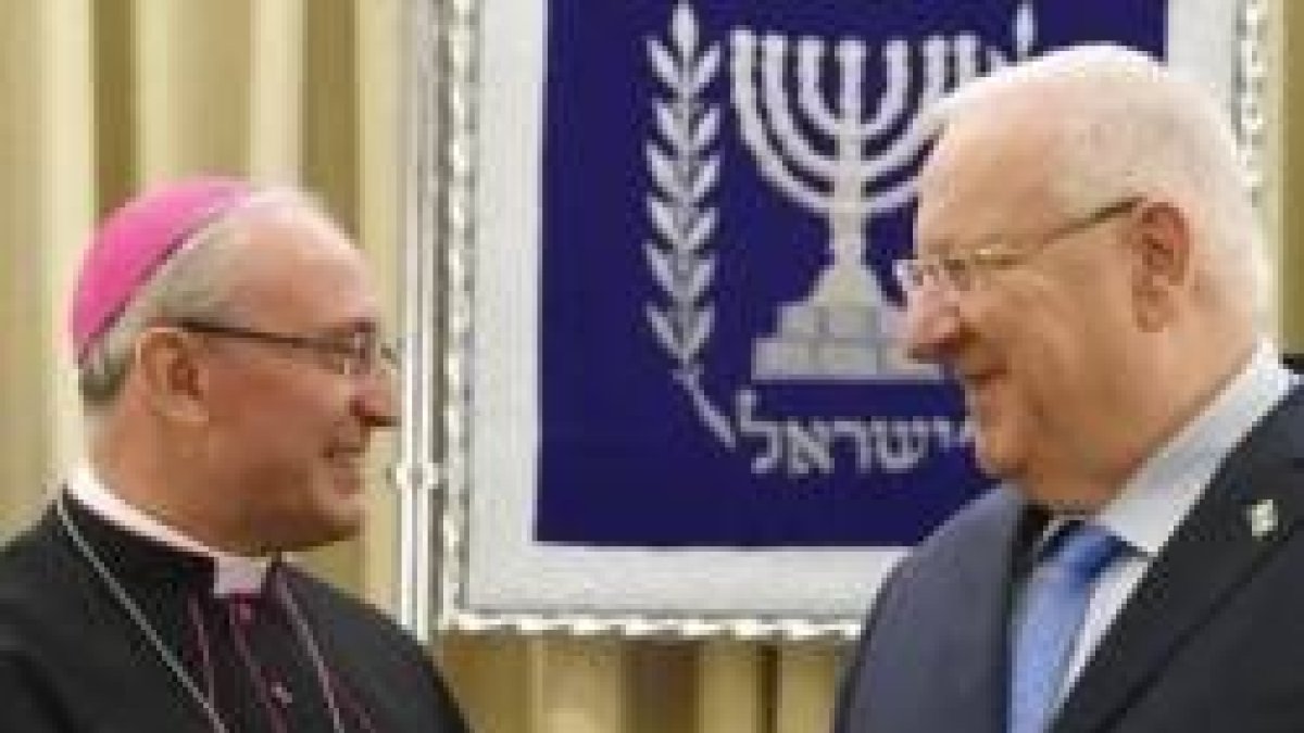 A la izquierda, Leopoldo Girelli, en 2017, cuando fue nombrado Nuncio apostólico en Israel... la diplomacia vaticana mantiene su postura tradicional