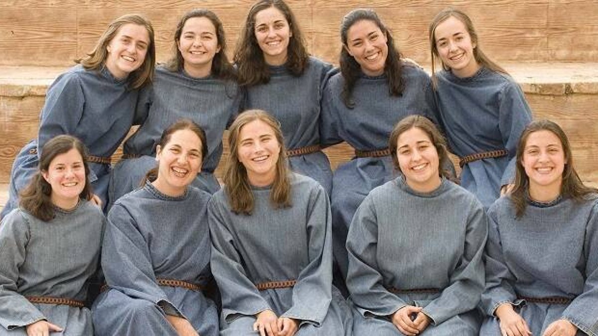 Estas diez jóvenes de Iesu Communio cuentan al mundo su testimonio vocacional / Iesu Communio