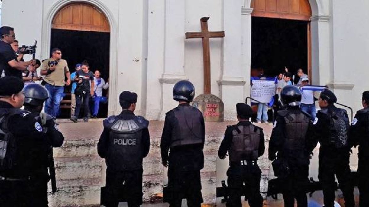 Desde el jueves 14 de noviembre la Policía orteguista asedia la parroquia de San Miguel en Masaya, con madres en huelga de hambre y su párroco