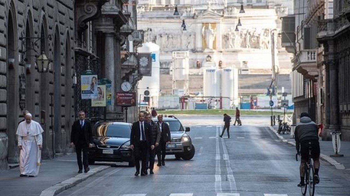 El Papa Francisco, por la calle, caminando hacia la iglesia de San Marcello al Corso