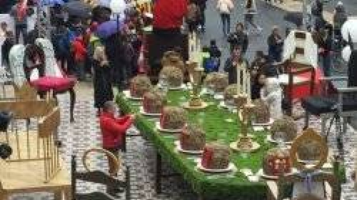 El belén municipal de diseño psicodélico de Ada Colau de 2018... una recogida de formas en Change.org pide un belén normal y respetuoso