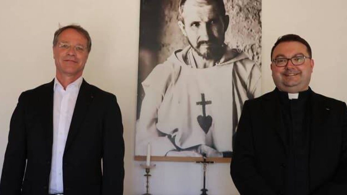A la izquierda François Asselin, jefe de Charle y el que inició la oración al beato. A la derecha, Vincent Artarit, párroco de la parroquia Charles de Foucauld