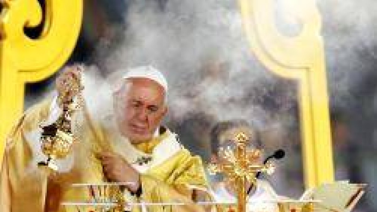 El Papa en su misa en Bangkok... en Tailandia hay mucha afición al color dorado en el culto
