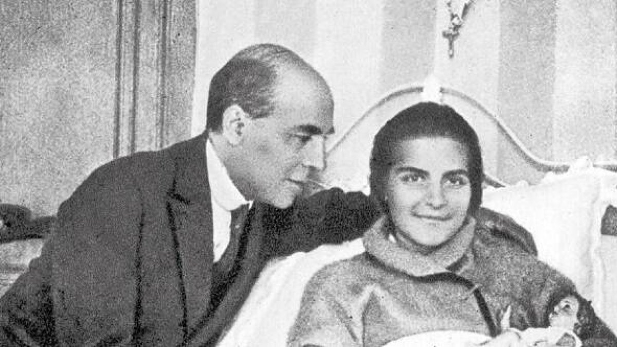 Francisco mira a su hija Conchita, ya enferma y en la cama