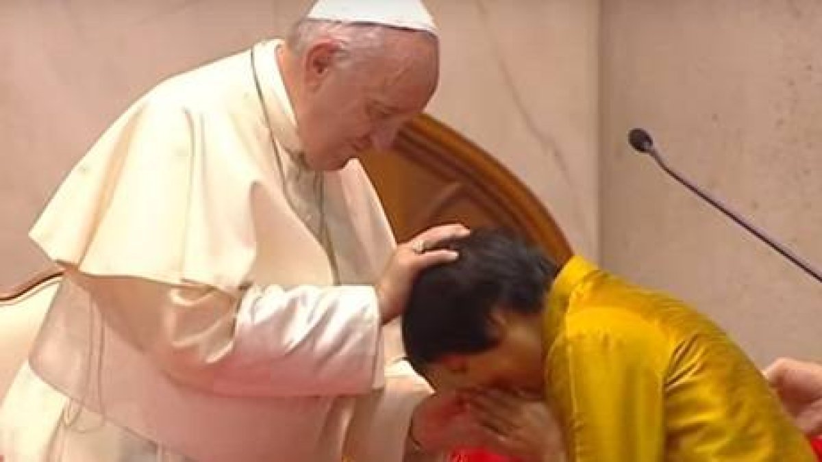 El Papa Francisco saludó y dio la bendición a esta postulante tras escuchar su testimonio de conversión