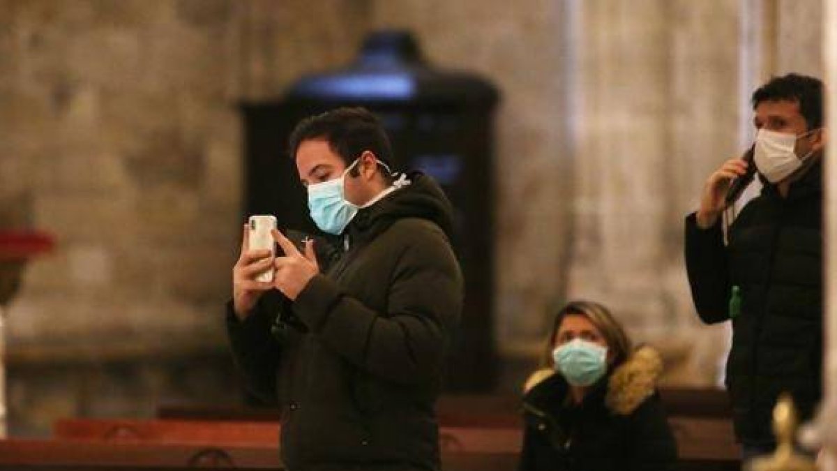 Turistas con mascarillas en la catedral de Oviedo antes del confinamiento... muchas diócesis -no todas- piden ahora ir a misa con mascarilla