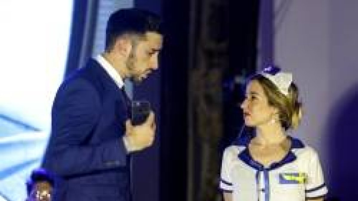 Una escena del musical Última Llamada - una azafata de avión se encuentra con todo tipo de pasajeros