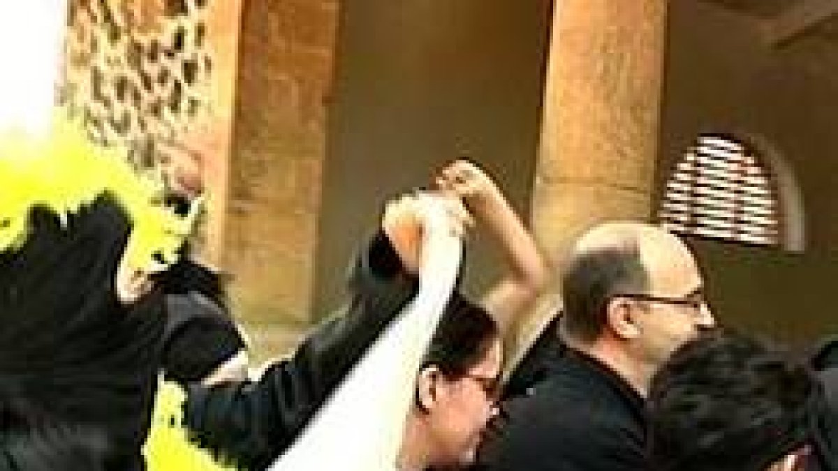 Acoso de un grupo feminista al obispo José Ignacio Munilla, en septiembre de 2018.