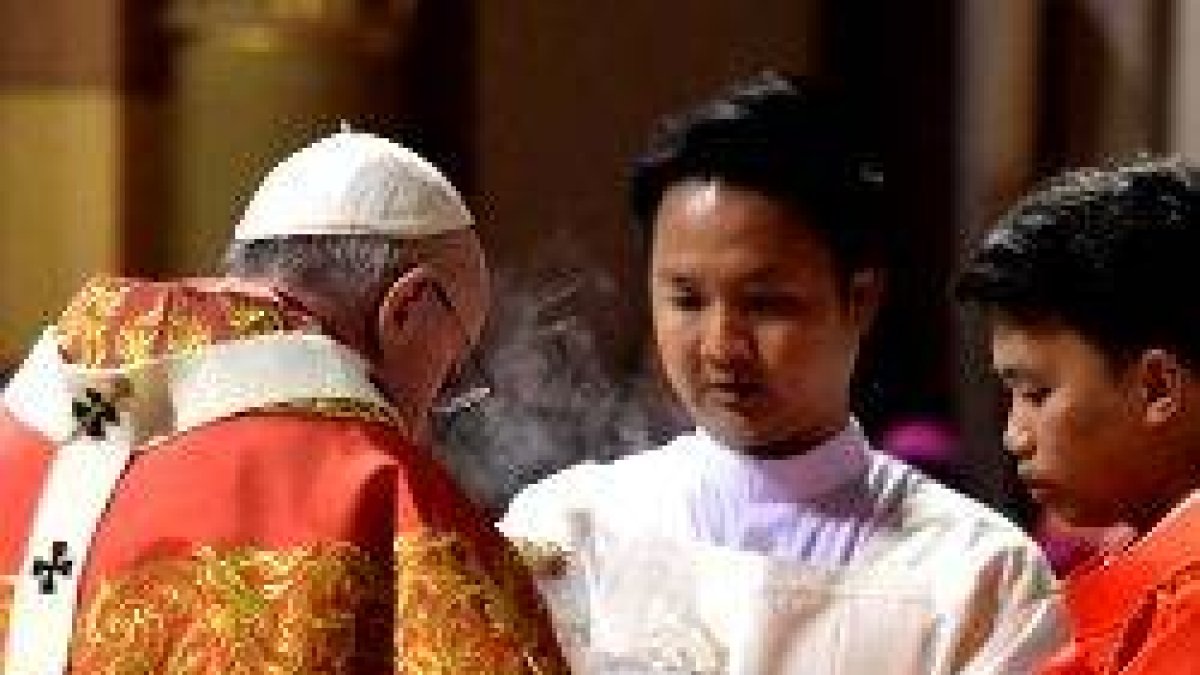 El Papa Francisco en la misa final en la catedral de Bangkok, a al que acudieron jóvenes de todo el país