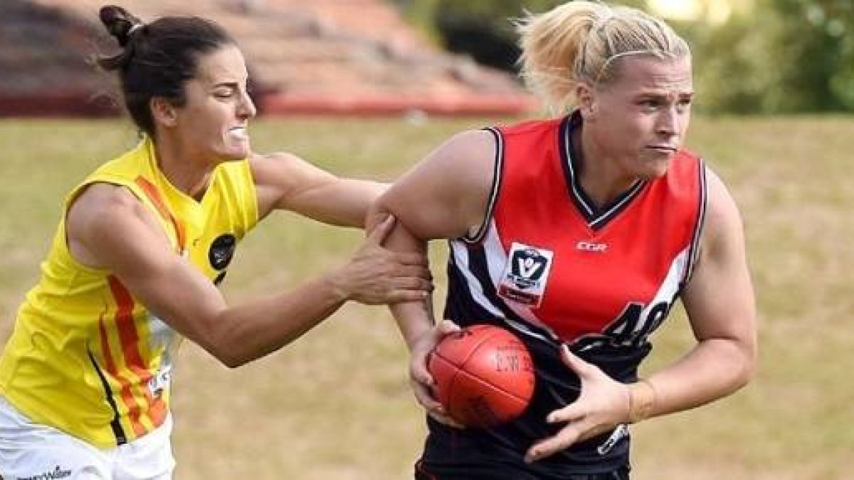 Callum (Hanna) Mouncey fue deportista profesional masculino hasta 2013. Luego comenzó a competir con mujeres tras un proceso de hormonación