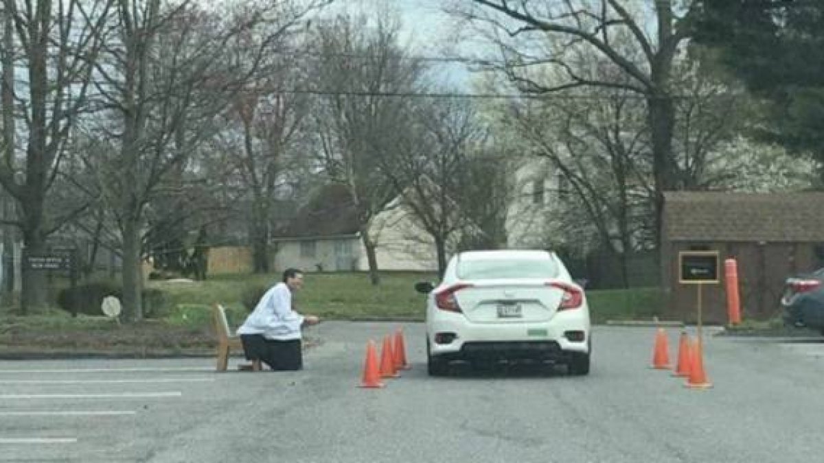 La imagen del padre Scott confesando en el párking está dando la vuelta al mundo