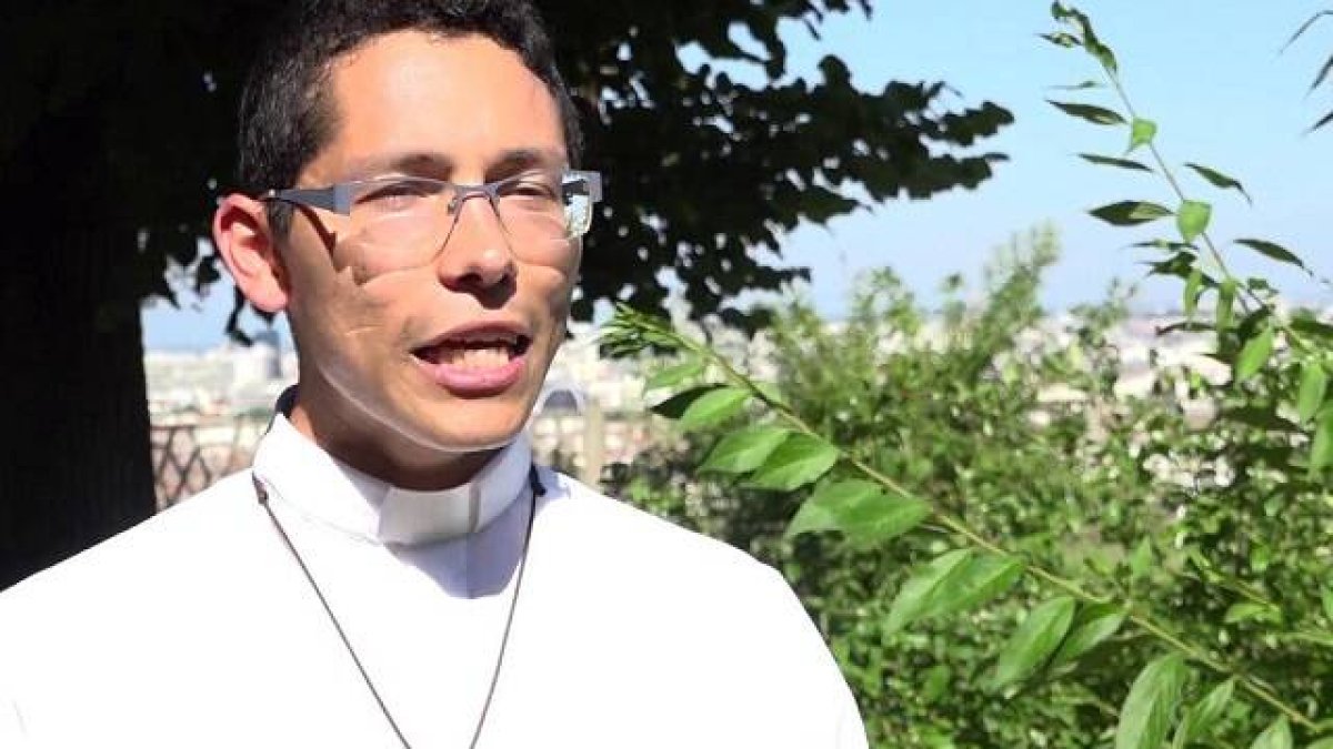 Mustapha, criado como musulmán, se convirtió pese a la oposición de su familia, y ahora es sacerdote en Francia