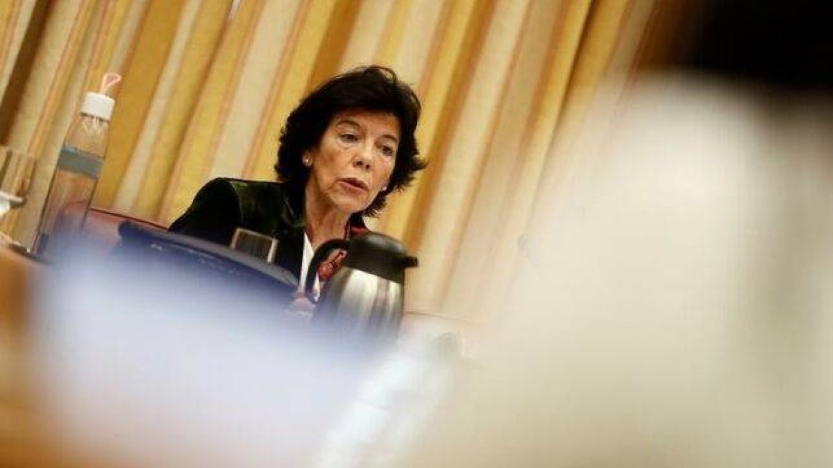 La ministra de Educación realizó el anuncio durante la Comisión de Educación del Congreso / EFE