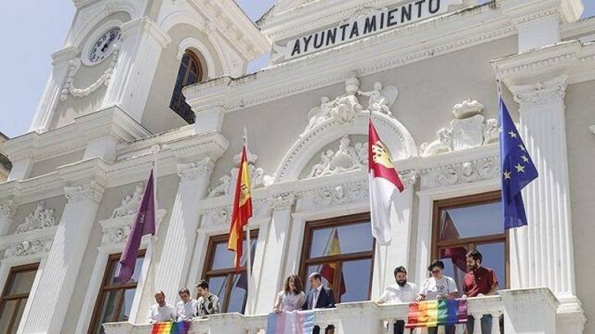 La bandera del lobby gay y la bandera transexual en el Ayuntamiento de Gudalajara en 2019... algo ilegal, confirmaría el Tribunal Supremo