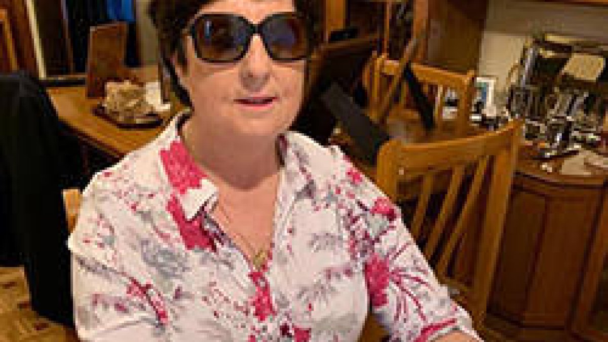 María José Vaquero, leyendo en braille