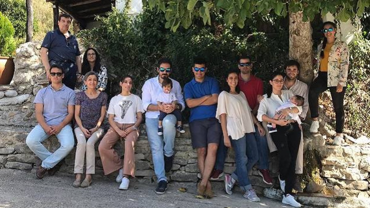 La familia Aranda Valera, encabezada por Enrique y Concha, está formada por siete hijos y ya por los primeros nietos / Diócesis de Córdoba
