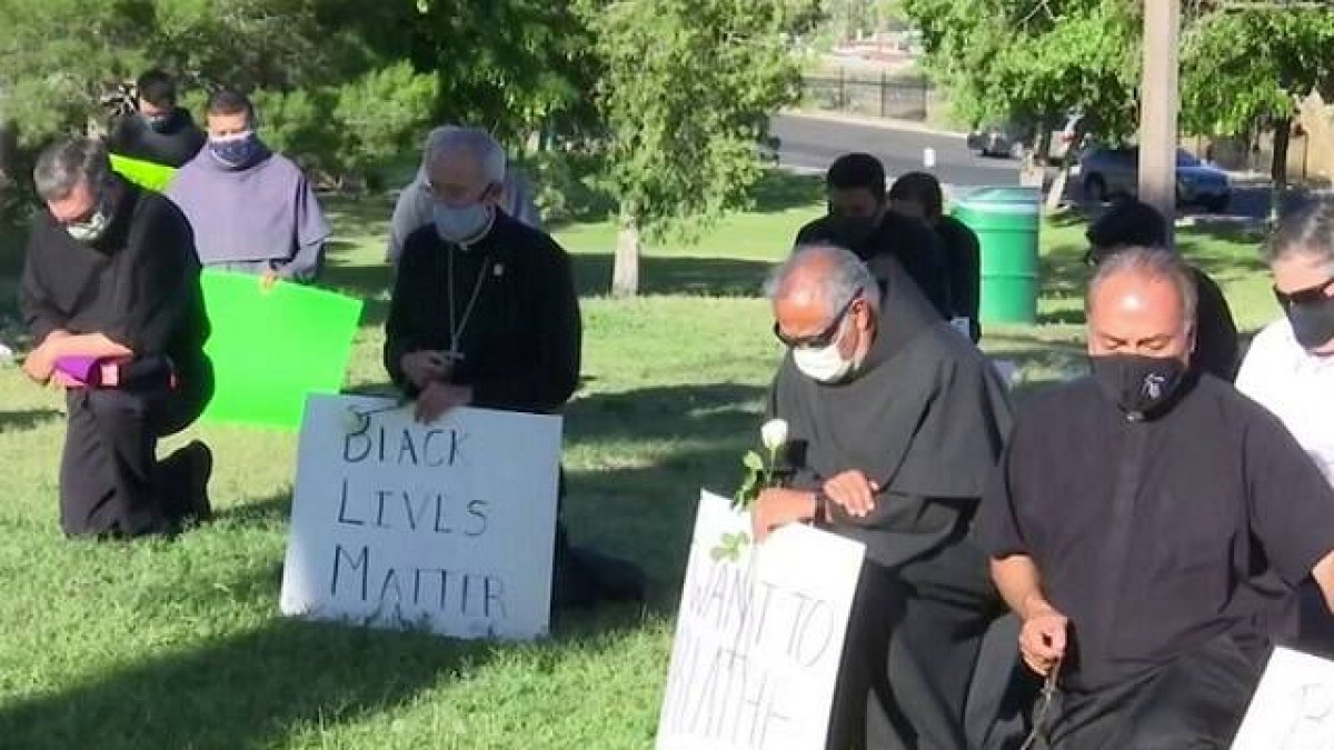 El obispo de El Paso -donde sólo uno de cada 10 católicos es blanco- y algunos de sus clérigos, rezan por George Floyd y la paz en EEUU