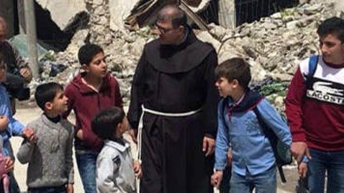 Fray Firas con niños de Alepo