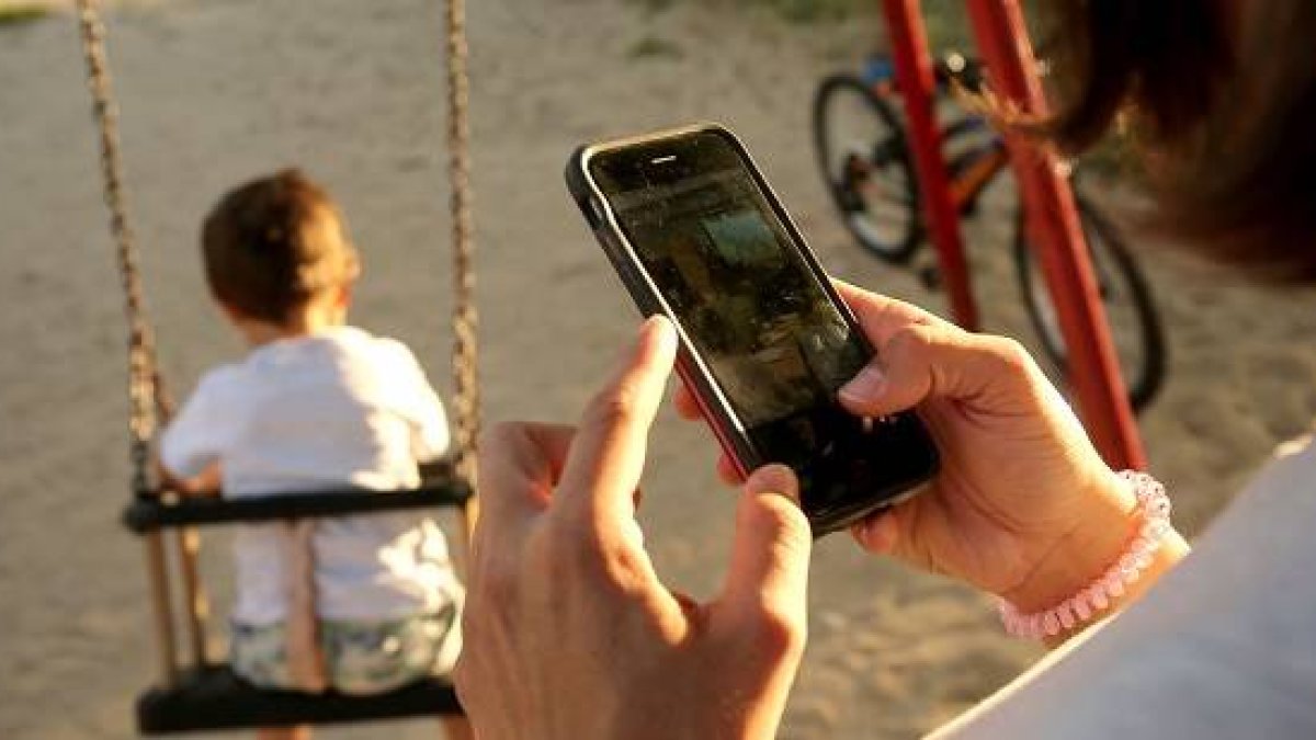 Las pantallas roban tiempo de disfrutar de los hijos