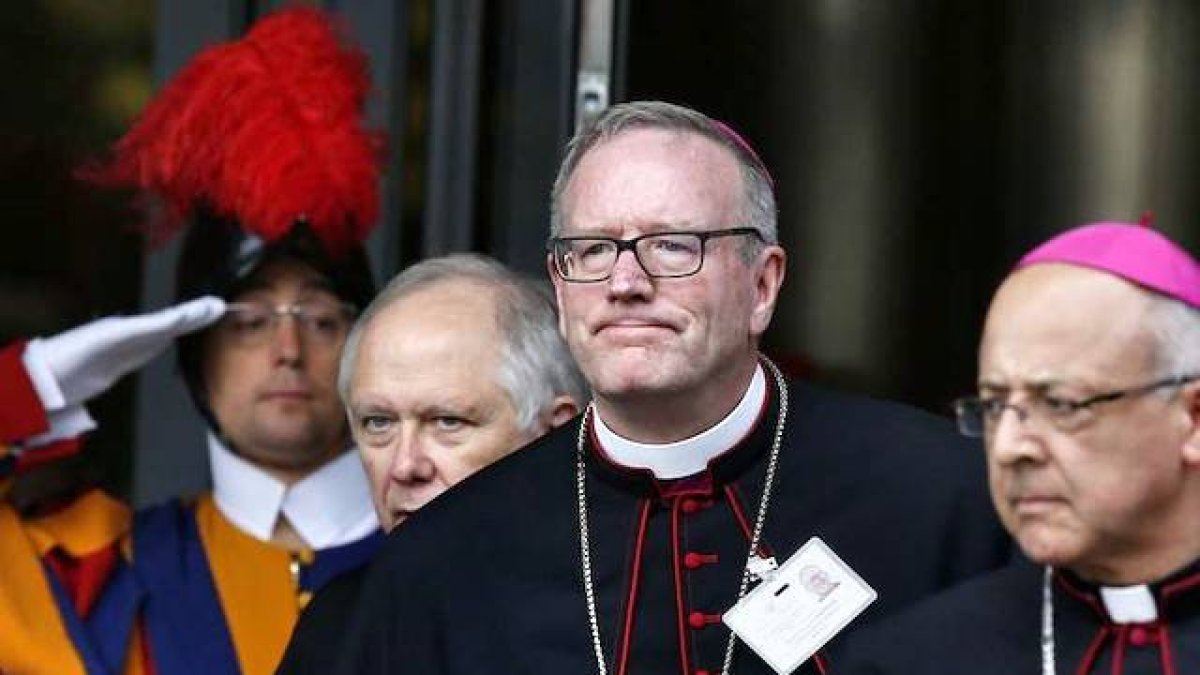 En el centro de la imagen, Robert Barron, obispo auxiliar de Los Ángeles, durante el sínodo de los jóvenes, del que salió hondamente preocupado. Foto: Paul Haring / CNS.