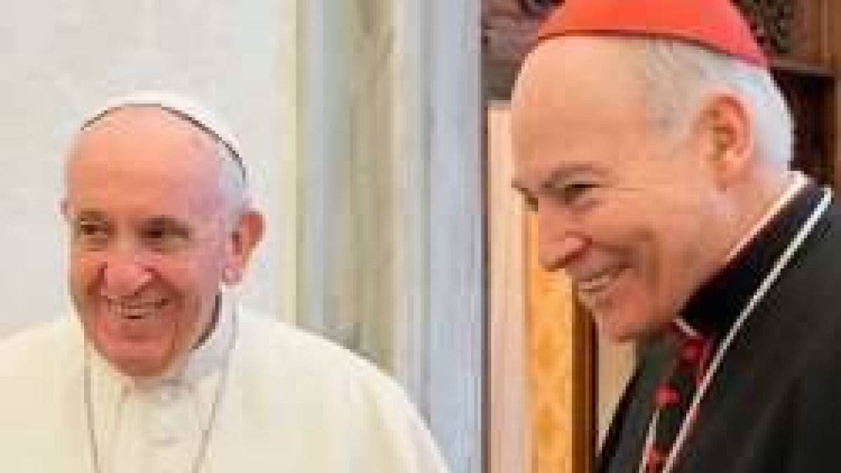 El Papa con el cardenal Aguiar en una foto de archivo - Aguiar se queda con una diócesis de 5 millones de personas y nacen 3 diócesis nuevas